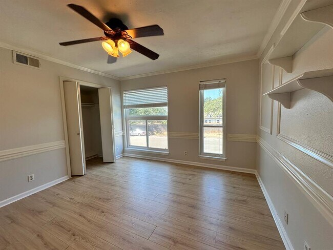 Building Photo - 6501 E Hill Dr