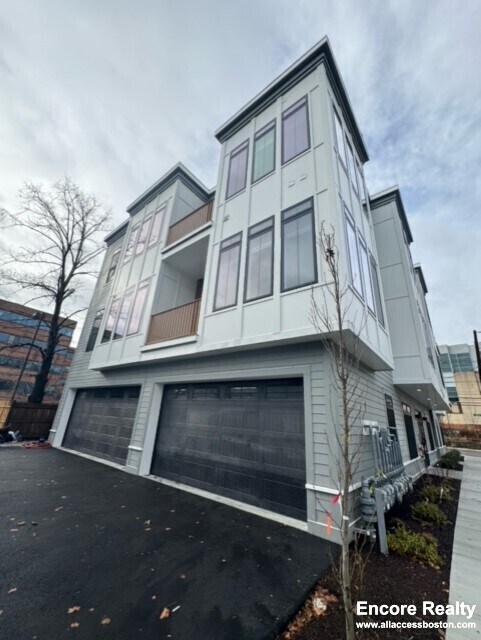 Building Photo - 157 Everett St