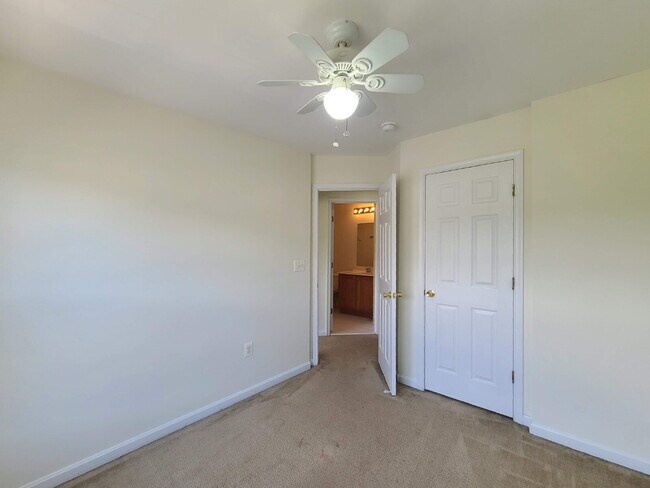 Building Photo - 210 Hillside Ct