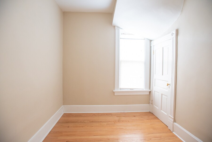 Building Photo - 2429 N Farwell Ave