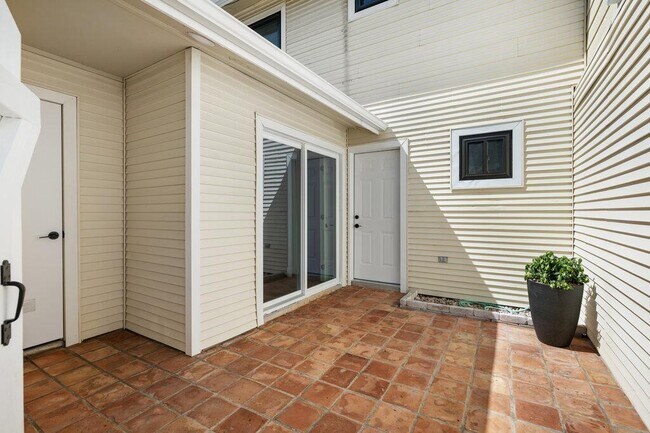 Building Photo - 7201 Chimney Corners