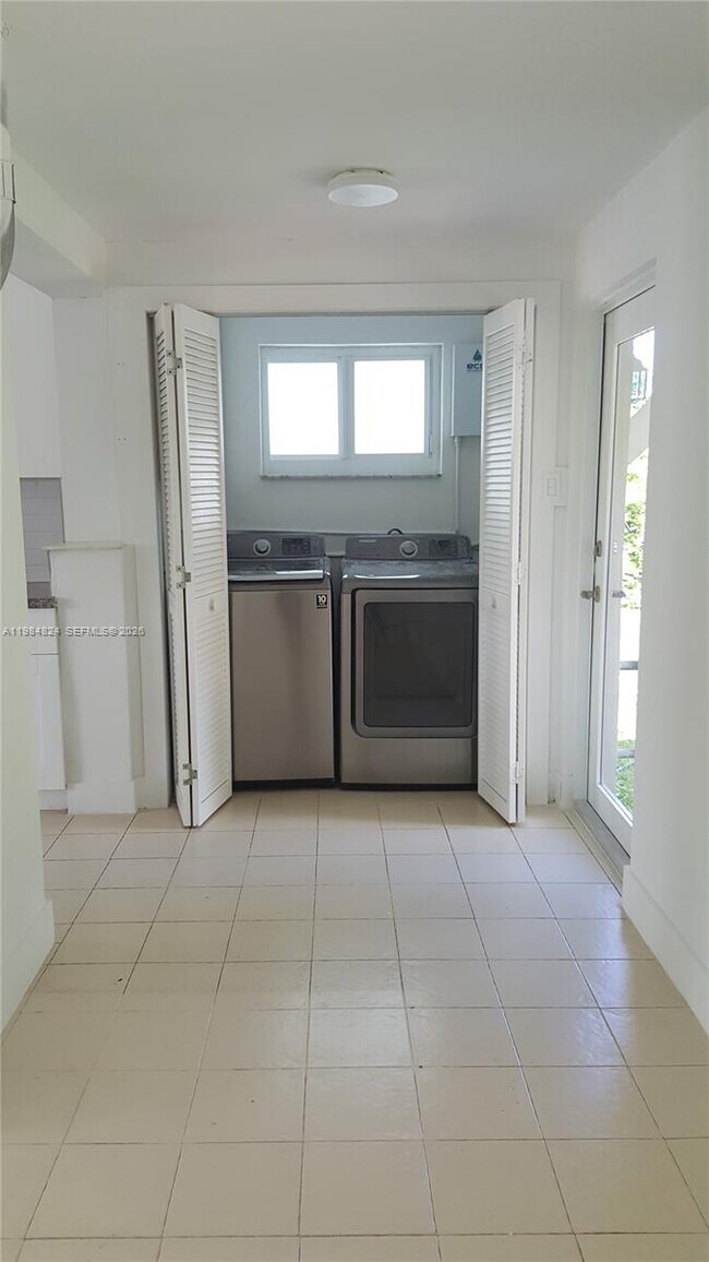 Building Photo - 6300 SW 21st St