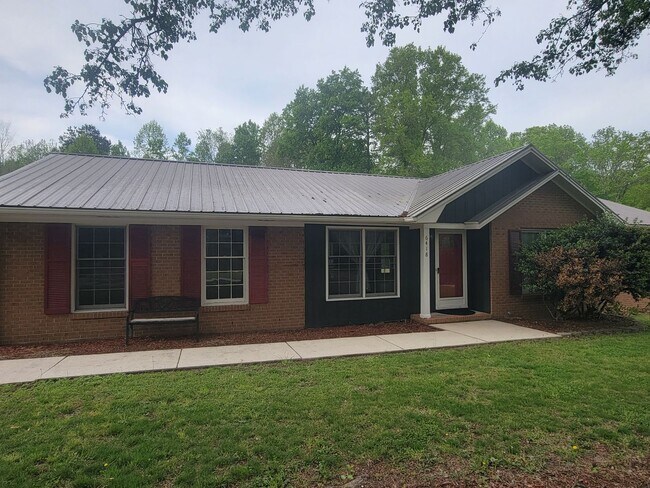 Building Photo - 3 Bedroom 2 Bathroom Home