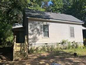 Building Photo - Quiet Forested 1 Bedroom Duplex
