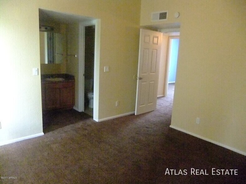 Building Photo - 4828 W Orangewood Ave