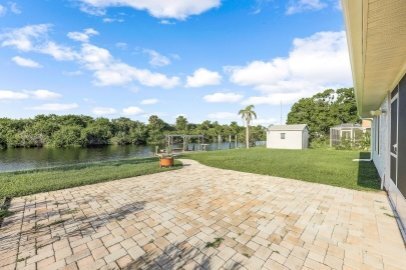 Building Photo - ANNUAL RENTAL: 3-Bedroom Waterfront Home w...
