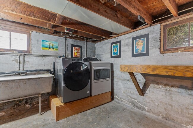 Building Photo - Classic Tacoma Charm with Room to Breathe....
