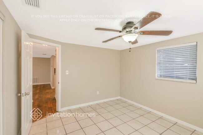 Building Photo - 10824 Oakdale Ave