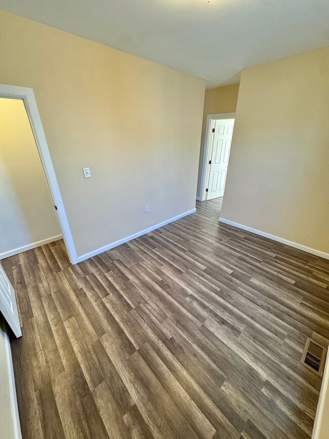 Building Photo - FOUR/FIVE BEDROOM End of Row