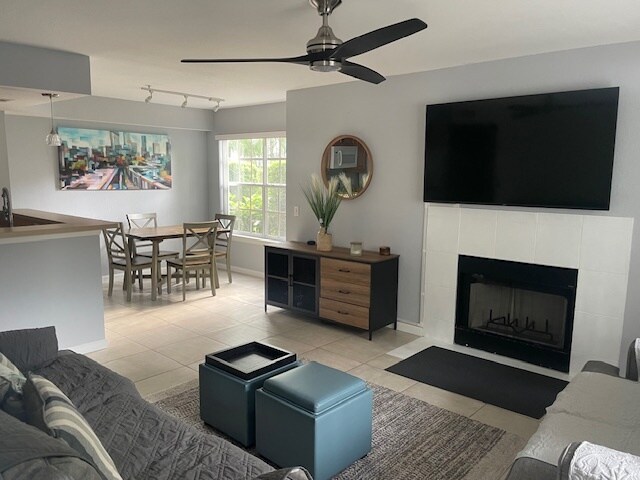 Building Photo - 850 S Tamiami Trl