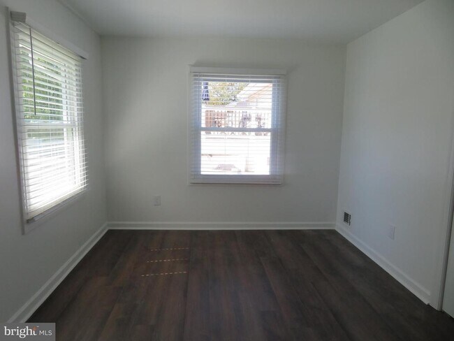 Building Photo - 7895 Pavilion Dr