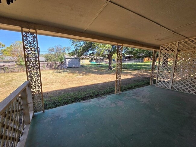 Building Photo - FOR LEASE!!