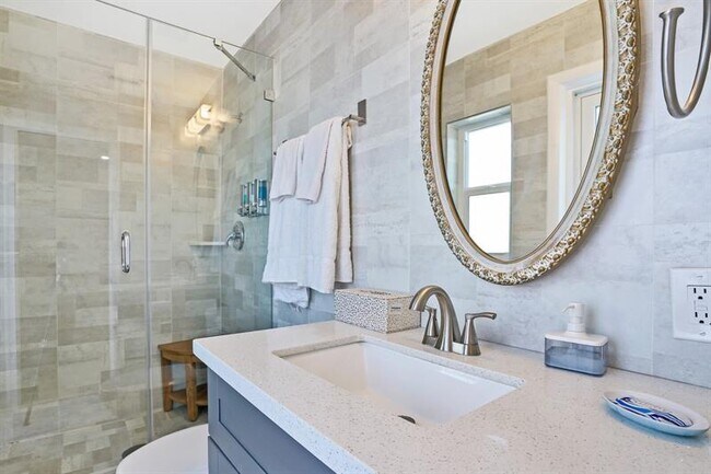 Building Photo - 4101 NE 24th Ave