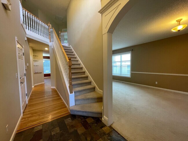 Building Photo - 5 Bed 2.5 Bath + a Den in Tigard/Bull Mountain - Solar Panels, Central A/C and More!