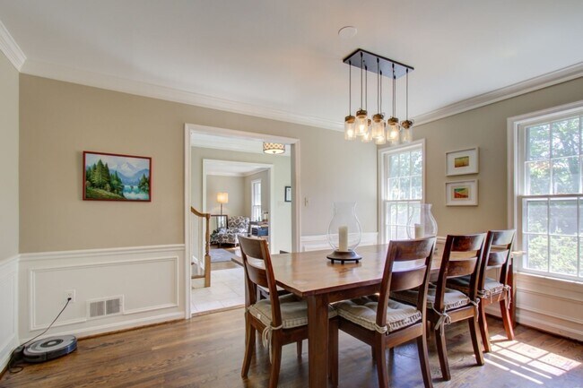 Building Photo - Cool Colonial in North Chevy Chase!