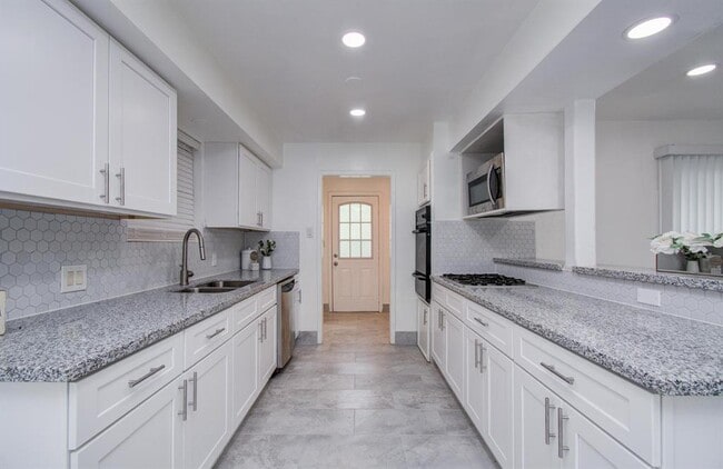 Building Photo - 502 Guyer St