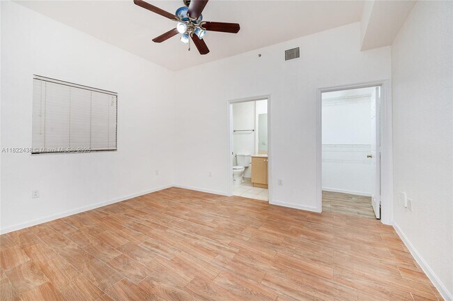 Building Photo - 2851 Riverside Dr