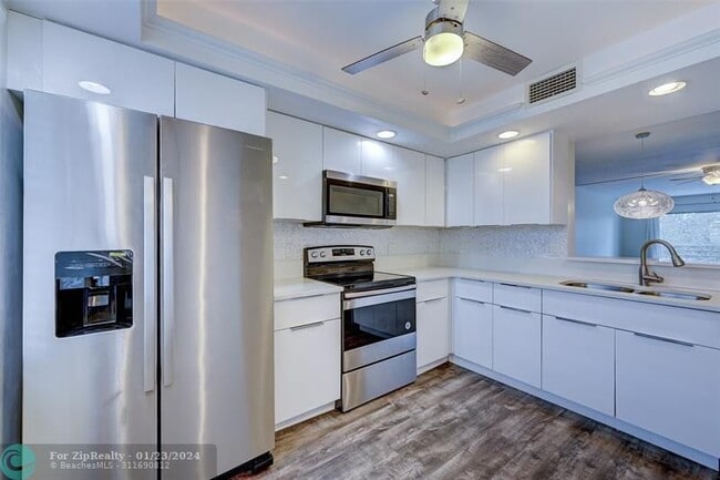 Building Photo - 4401 Martinique Ct