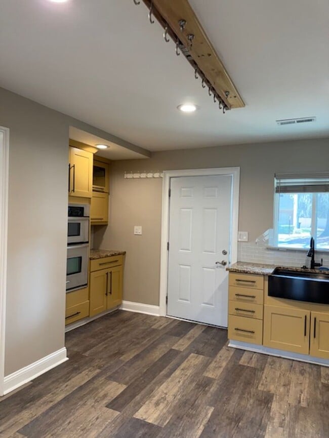 Building Photo - Chapel Creek