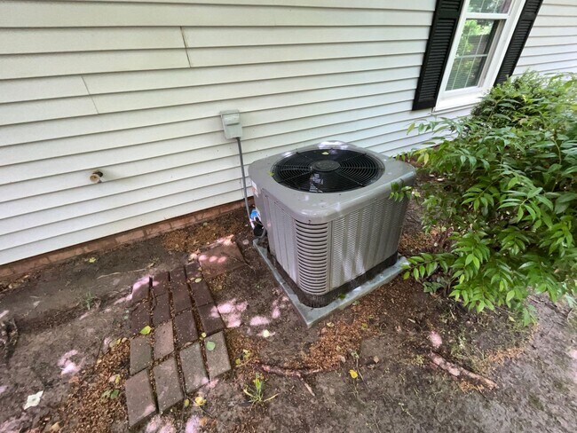 Building Photo - Now Available to View! Immaculate 2 bed, 2 bath, Fireplace, Garage, Granite and More!!