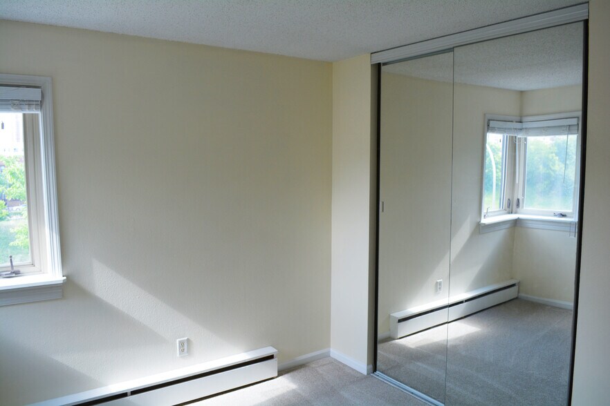 Bedroom Closet - 1800 Lasalle Ave