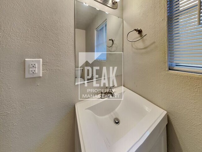 Building Photo - $1900 Charming 3/2 in Beautiful Wedgewood! Coming soon!