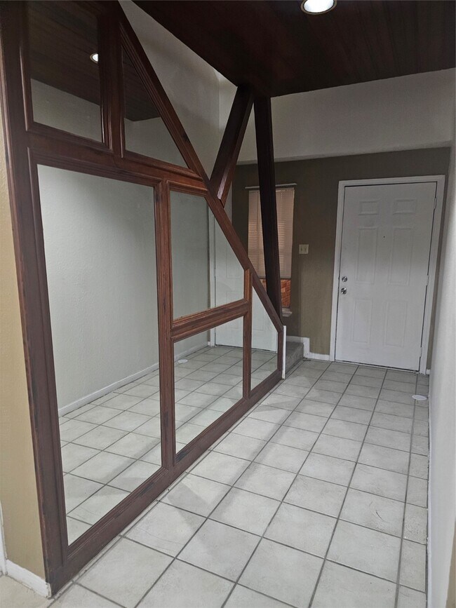 Building Photo - 4011 Alshire Dr