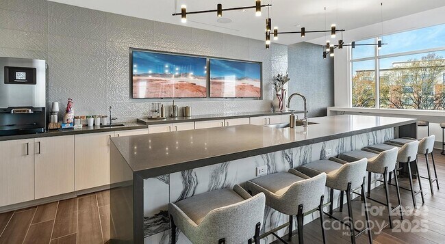 Building Photo - 4425 Sharon Rd