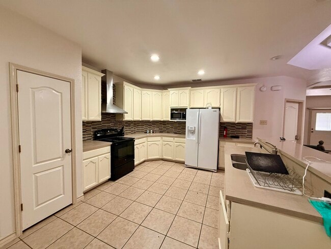Building Photo - 405 Wren Point