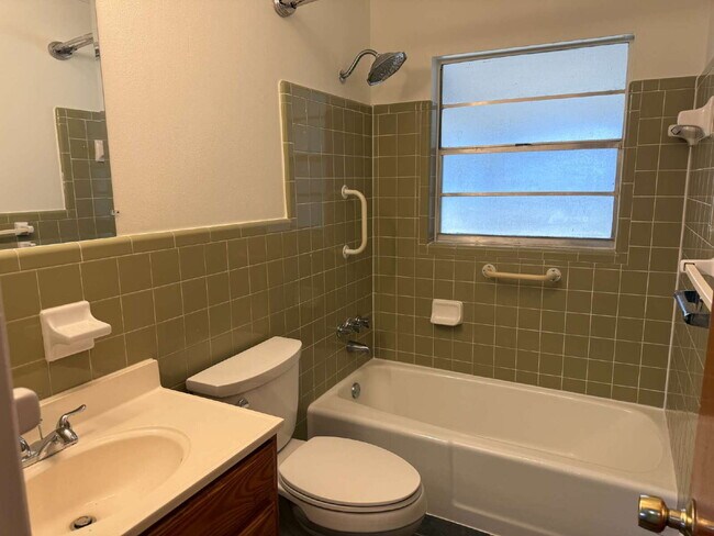 Building Photo - "Charming 2-Bedroom Retreat with optional studio on Coral Avenue – Cozy Comfort Awaits in Kissimm...