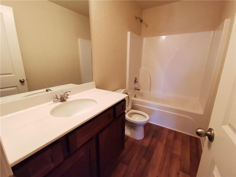 Building Photo - 11 Darling Ln