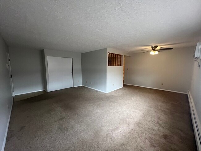 Building Photo - 2 bedroom 1.5 bath condo