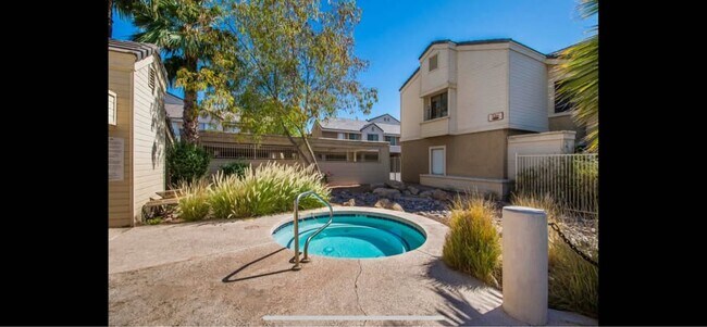 Building Photo - 2035 S Elm St