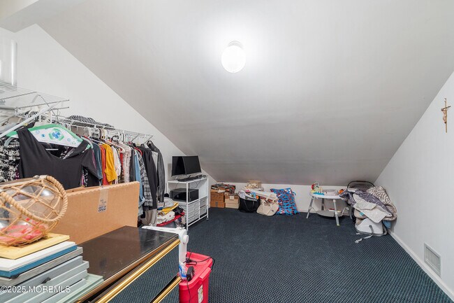 Building Photo - 410 Hemlock Dr