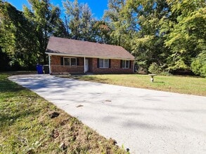 Building Photo - COMING SOON!!! Great 2 Bed 1 Bath in MEBAN...