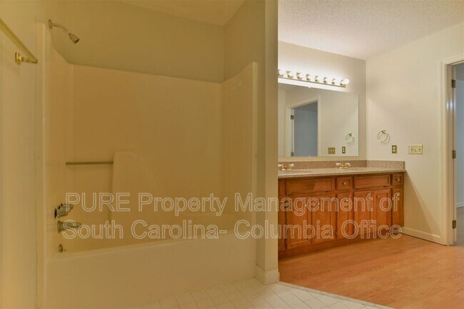 Building Photo - 517 Sparkleberry Ln