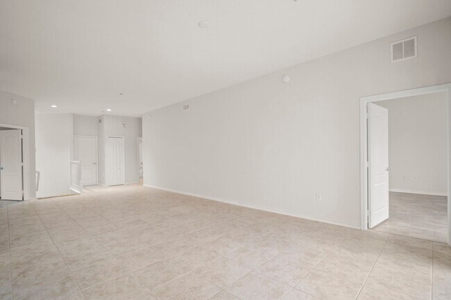 Building Photo - Beautiful Townhome in Laguna lakes 3 bedro...