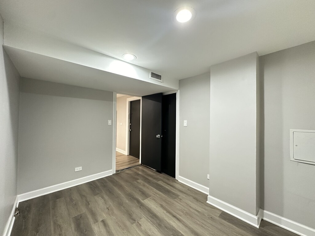 Building Photo - 2617 W Rascher Ave
