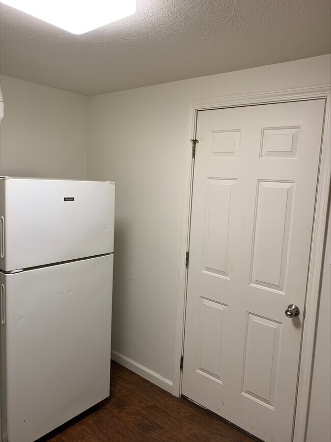 Building Photo - 1014 N Hodson Ave