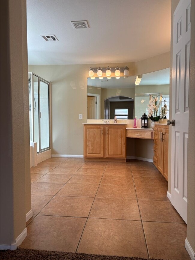 Building Photo - Southwest 5 bd 3 full bath with 2 car gara...