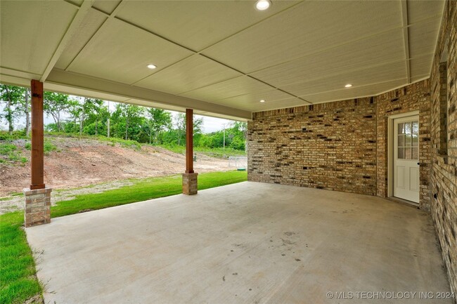 Building Photo - 6961 River Oak Dr