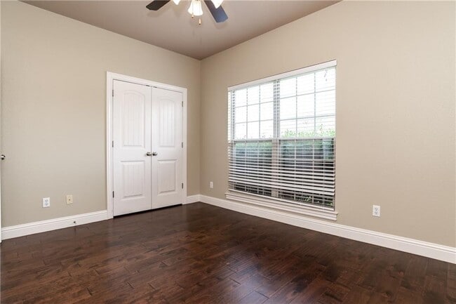 Building Photo - 1201 SW Willowbend Ave