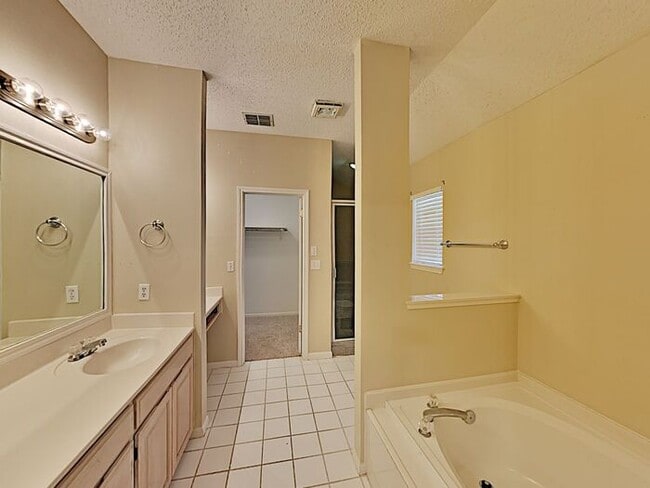 Building Photo - No Application Fee* $500 off first months ...