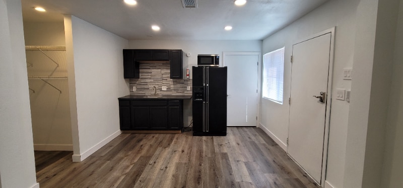 Building Photo - 5709 Avenida Silla