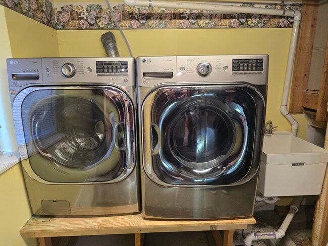 Building Photo - 802-811 11th Ave N