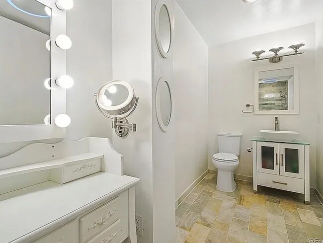 Building Photo - "Spacious 3-Bed, 2-Bath Condo Retreat in P...