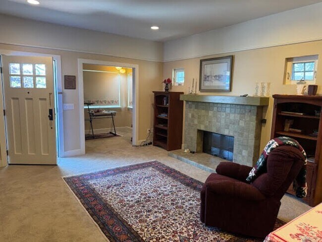 Building Photo - 2 bedrooms 2 bath