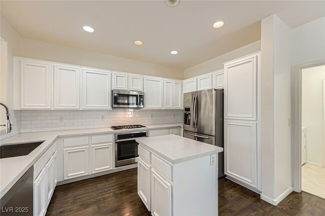 Building Photo - 2313 Fox Hills Dr