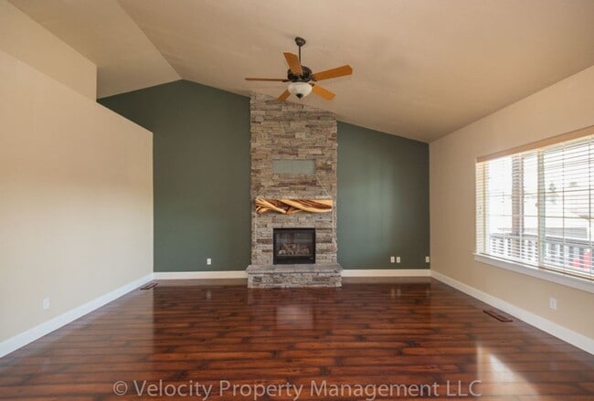 Building Photo - Beautiful home on a private cut-de-sac!