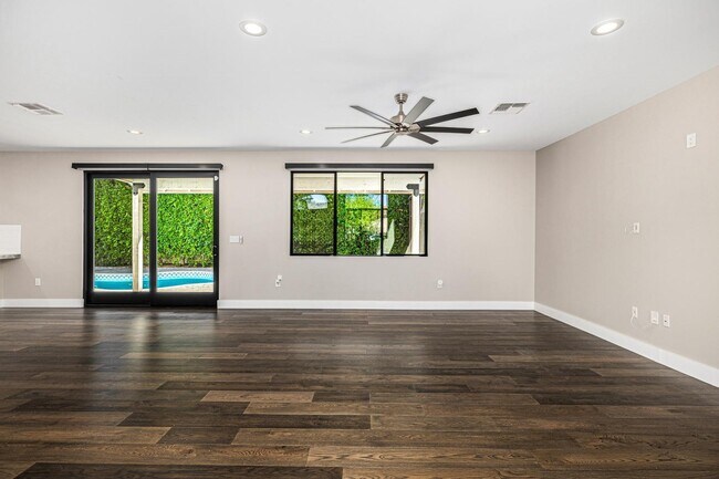 Building Photo - 3821 E Devonshire Ave